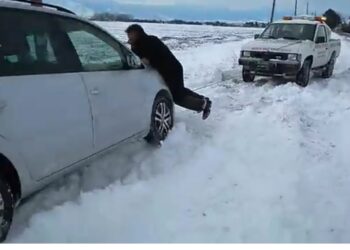 Εορδαία: Όταν η οδική βοήθεια προσπαθεί να ξεκολλήσει ι.χ. αυτοκίνητο από τα χιόνια – video