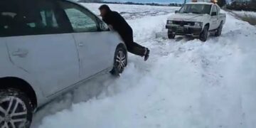 Εορδαία: Όταν η οδική βοήθεια προσπαθεί να ξεκολλήσει ι.χ. αυτοκίνητο από τα χιόνια – video