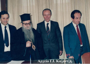 Ο Μακαριστός Μητροπολίτης μας, π. Αυγουστινος Καντιώτης,  Άξιος Ποιμενάρχης, στο γραφείο του Δημάρχου  με μια τριπλέτα Δημάρχων της πόλης μας – Από τη στήλη του κ. Γ. Καζαντζή στον Παλμό 31/12/2018