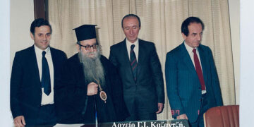 Ο Μακαριστός Μητροπολίτης μας, π. Αυγουστινος Καντιώτης,  Άξιος Ποιμενάρχης, στο γραφείο του Δημάρχου  με μια τριπλέτα Δημάρχων της πόλης μας – Από τη στήλη του κ. Γ. Καζαντζή στον Παλμό 31/12/2018