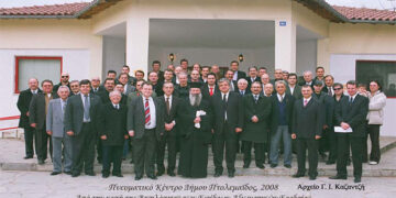 Αναμνηστική φωτογραφία με φόντο το Πνευματικό κέντρο του Δήμου Πτολεμαϊδος , όπου και φιλοξενείτε από το Δήμο – Από τη στήλη του κ. Γ. Καζαντζή στον Παλμό 31/12/2018