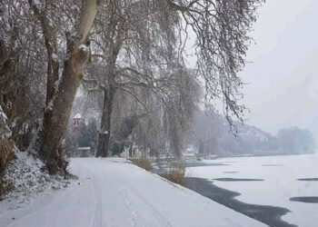 Πανέμορφη, χιονισμένη και παγωμένη η λίμνη της Καστοριάς σήμερα