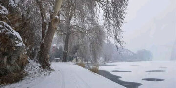 Πανέμορφη, χιονισμένη και παγωμένη η λίμνη της Καστοριάς σήμερα