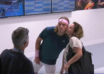 Το φιλί της μητέρας του Τσιτσιπά στο μεγάλο μας τενίστα λίγο πριν τον αγώνα με το Ναδάλ! Δείτε βίντεο!