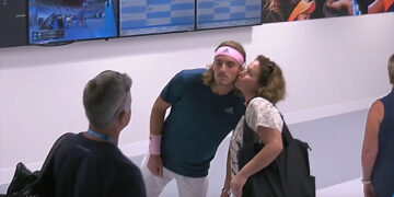 Το φιλί της μητέρας του Τσιτσιπά στο μεγάλο μας τενίστα λίγο πριν τον αγώνα με το Ναδάλ! Δείτε βίντεο!