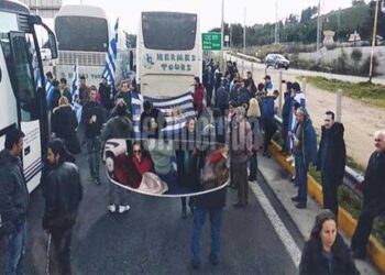 Πλήθος κόσμου στα διόδια Αφιδνών -Προορισμός το Σύνταγμα, για το συλλαλητήριο [εικόνες]