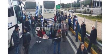 Πλήθος κόσμου στα διόδια Αφιδνών -Προορισμός το Σύνταγμα, για το συλλαλητήριο [εικόνες]