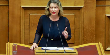 Παραιτήθηκε η Παπακώστα – Δεν έγινε αποδεκτή η παραίτηση από τον Τσίπρα