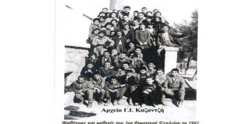 Μαθήτριες και μαθητές της τελευταίας τάξης του 1ου Δημοτικού Σχολείου το 1961– Από τη στήλη του κ. Γ. Καζαντζή στον Παλμό Τετάρτη 16 Ιανουαρίου 2019