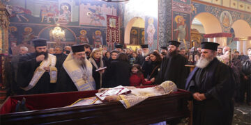 Πλήθος κόσμου και Ιεραρχών στη Σιάτιστα παρά την παγωνιά για να αποχαιρετίσει τον Μακαριστό Ποιμενάρχη