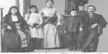 Η οικογένεια του Γιώργου Κτενίδη, σε αναμνηστική φωτογραφία στην ΚΡΩΜ Πόντου το 1908 -Από τη στήλη του κ. Γ. Καζαντζή στον Παλμό Τετάρτη 9 Ιανουαρίου 2019