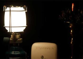 Μαγνησία: Μαθήτρια διάβαζε στο πεζοδρόμιο γιατί ήταν κομμένο το ρεύμα στο σπίτι
