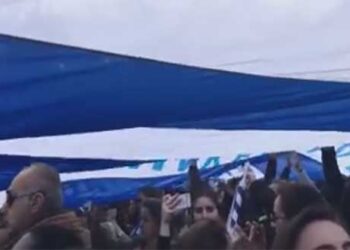 Πλήθος κόσμου τραγουδά και διαδηλώνει για τη Μακεδονία κάτω από τη σημαία του Κατσίφα – Δείτε βίντεο