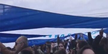 Πλήθος κόσμου τραγουδά και διαδηλώνει για τη Μακεδονία κάτω από τη σημαία του Κατσίφα – Δείτε βίντεο
