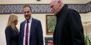 Διαλύει το πολυκομματικό ΚΙΝΑΛ η Φώφη -Τελεσίγραφο σε ΔΗΜΑΡ-Παπανδρέου