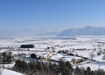 Αιανή: Ανήλικος πρόσφυγας περιφερόταν ξυπόλητος στα χιόνια – Βρέθηκε παγωμένος και ξυπόλυτος σε έναν στάβλο