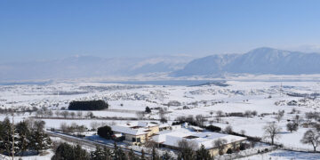 Αιανή: Ανήλικος πρόσφυγας περιφερόταν ξυπόλητος στα χιόνια – Βρέθηκε παγωμένος και ξυπόλυτος σε έναν στάβλο