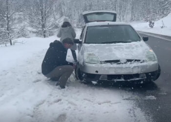 Όταν ο Βαγγέλης Σημανδράκος σταματάει για να βοηθήσει γυναίκα οδηγό να περάσει αλυσίδες -VIDEO