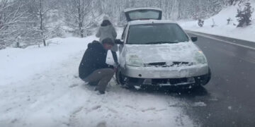 Όταν ο Βαγγέλης Σημανδράκος σταματάει για να βοηθήσει γυναίκα οδηγό να περάσει αλυσίδες -VIDEO