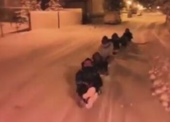 Άρδασσα Εορδαίας: Οι θεότρελοι …Πόντιοι κάνουν σκι (έλκηθρο) μέσα στο χωριό ενώ τους σέρνει αυτοκίνητο! Επικό VIDEO