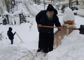 Ο Μητροπολίτης Γρεβενών αποχιονίζει το Επισκοπείο