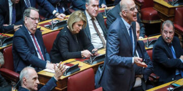 Χάος στη Βουλή, ο ΣΥΡΙΖΑ χωρίς δεδηλωμένη -Πυρά από Δένδια, Βενιζέλο