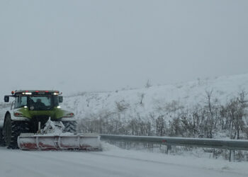 Επιστράτευσαν ακόμη και τρακτέρ για τον αποχιονισμό του δρόμου Κοζάνη – Πτολεμαΐδα!