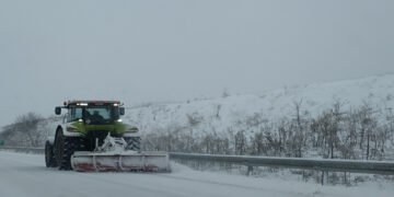 Επιστράτευσαν ακόμη και τρακτέρ για τον αποχιονισμό του δρόμου Κοζάνη – Πτολεμαΐδα!