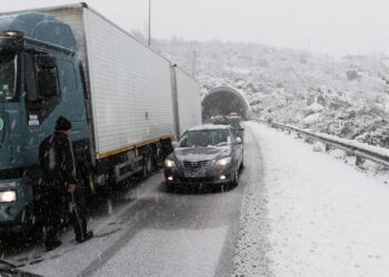 Παραμένει κλειστό το ένα ρεύμα της Εγνατίας στον Πολύμυλο λόγω νταλίκας που “δίπλωσε” – Μεγάλο μποτιλιάρισμα