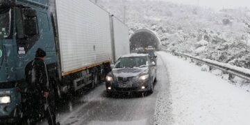 Παραμένει κλειστό το ένα ρεύμα της Εγνατίας στον Πολύμυλο λόγω νταλίκας που “δίπλωσε” – Μεγάλο μποτιλιάρισμα