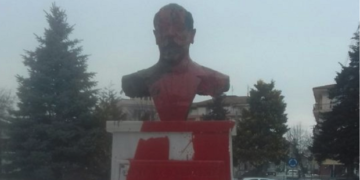 Συνελήφθη άμεσα ο 49χρονος που έριξε μπογιά στην προτομή του Ελ. Βενιζέλου στη Φλώρινα