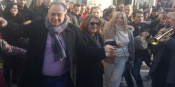 Η Φώφη Γεννηματά στο καρναβάλι στο Άργος Ορεστικό Καστοριάς, σέρνει το χορό με την Ολυμπία Τελιγιορίδου