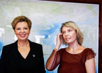 Πληρώσαμε €500 για να πάρουν Παπακώστα – Γεροβασίλη 4 ομπρέλες (για τη βροχή, όχι τα χημικά!)