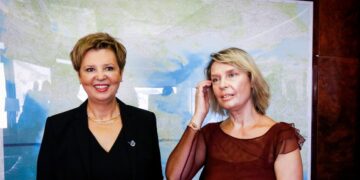 Πληρώσαμε €500 για να πάρουν Παπακώστα – Γεροβασίλη 4 ομπρέλες (για τη βροχή, όχι τα χημικά!)