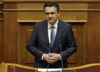 Με πατερίτσες στη Βουλή ο Γιώργος Κασαπίδης