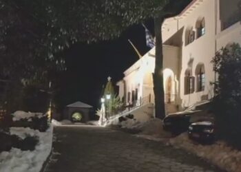 Πιστοί και κλήρος στη Σιάτιστα θρηνούν για τον μητροπολίτη τους -VIDEO έξω από τη μητρόπολη