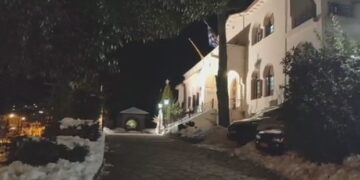 Πιστοί και κλήρος στη Σιάτιστα θρηνούν για τον μητροπολίτη τους -VIDEO έξω από τη μητρόπολη