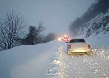 Ενάμιση μέτρο χιόνι στο Νυμφαίο – Εγκλωβισμένοι για τρίτη ημέρα οι εκδρομείς