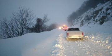 Ενάμιση μέτρο χιόνι στο Νυμφαίο – Εγκλωβισμένοι για τρίτη ημέρα οι εκδρομείς
