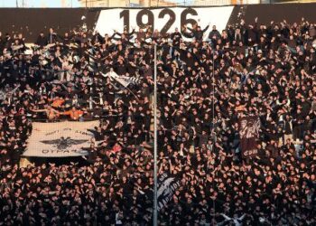 Ο κόσμος του ΠΑΟΚ για τη Συμφωνία των Πρεσπών: Πανό, συνθήματα και «Μακεδονία ξακουστή» [βίντεο]