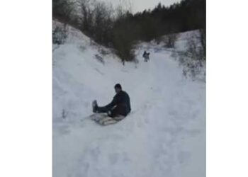 Αυτοσχέδιο έλκηθρο και παιχνίδια στο χιόνι στον Περδίκκα Εορδαίας video