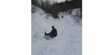 Αυτοσχέδιο έλκηθρο και παιχνίδια στο χιόνι στον Περδίκκα Εορδαίας video