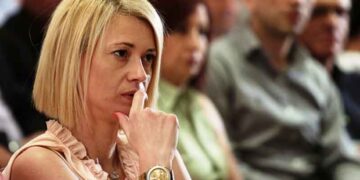 Ραχήλ Μακρή: «Η θεσμική θέση του ΥΕΘΑ, δεν του επιτρέπει σχέσεις με συλληφθέντες από τις αμερικανικές αρχές κύριε Τσίπρα, ιδίως όταν πουλάτε ηθικό πλεονέκτημα με την Novartis»