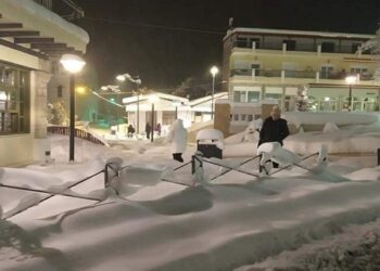 Ο Δήμος Σερβίων Βελβεντού απαντάει για τον αποχιονισμό – Τι λέει για το όχημα που δεν μπορεί να μπει στους δρόμους της ανάπλασης