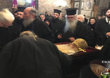 Χιλιάδες στο λαϊκό προσκύνημα για τον μακαριστό ιεράρχη Σιατίστης Παύλο – Φωτορεπορτάζ