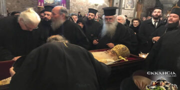 Χιλιάδες στο λαϊκό προσκύνημα για τον μακαριστό ιεράρχη Σιατίστης Παύλο – Φωτορεπορτάζ