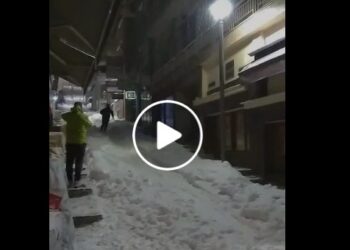 Απίστευτος! Kάνει κανονική κατάβαση σκι με τα χιονοπέδιλα μέσα στα Γρεβενά! (video)