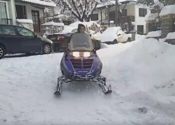 Κάνουν snowmobile μέσα στο Εμπόριο Εορδαίας! VIDEO