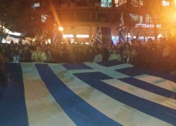 Με σύνθημα “Η Μακεδονία είναι ελληνική” και “Γερά, γερά, στα χνάρια του Μελά” η δυναμική συγκέντρωση στην Πτολεμαΐδα -Νέο VIDEO