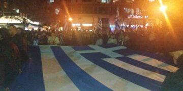 Με σύνθημα “Η Μακεδονία είναι ελληνική” και “Γερά, γερά, στα χνάρια του Μελά” η δυναμική συγκέντρωση στην Πτολεμαΐδα -Νέο VIDEO